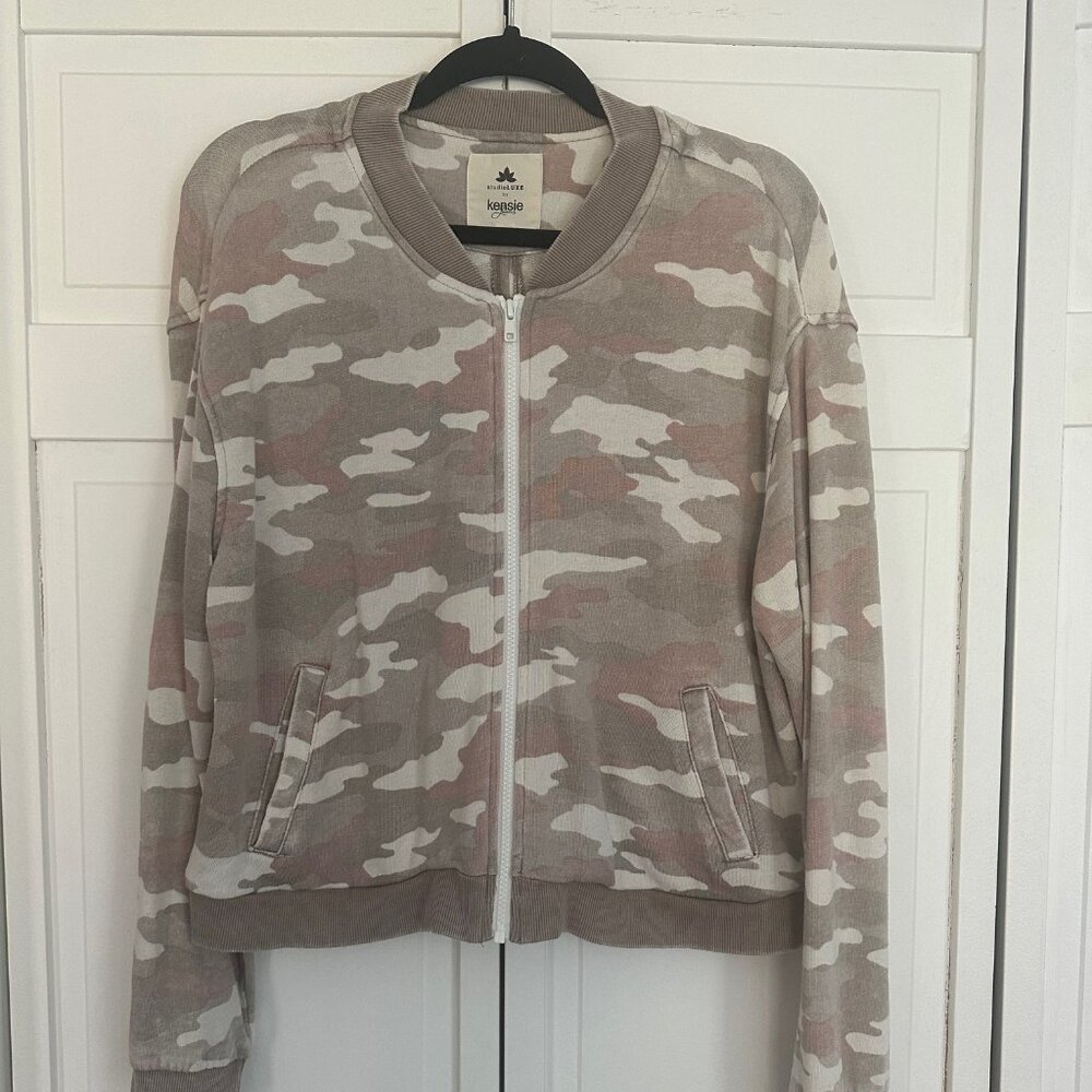 Kenzie Cropped Camo Sweatshirt Size Large